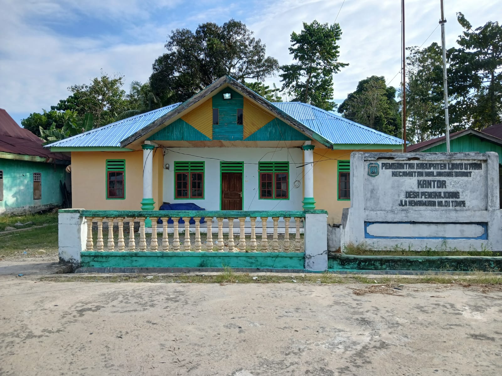 Kantor Desa Pengkajoang